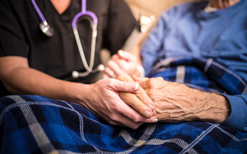 Hospice-Nurse-visiting-an-elderly-male-patient-who-is-receiving-hospice-palliative-care